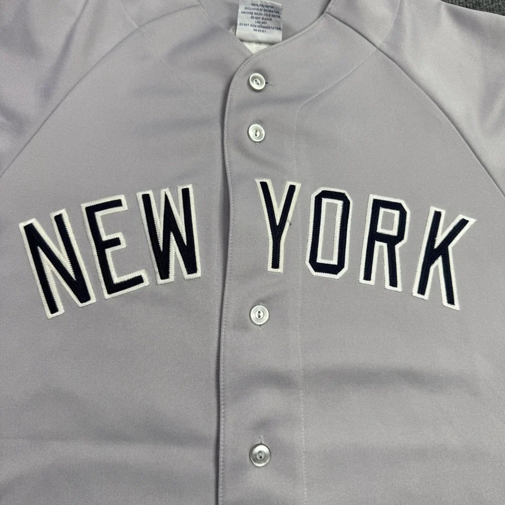 Derek Jeter 2 New York Yankees Majestic Baseball Jersey Youth L Grey Button Up